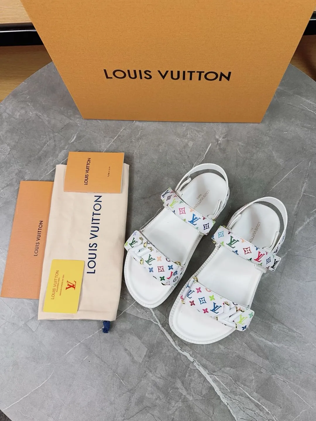 👟👟Ex-factory price 460👟👟 🌈LV | Louis Vuitton 🧡💚2025 spring and summer new style top version‼ ️The original version is the same. The counter focuses on the latest new beach shoes. Hard goods are new🆕 ❥Purchase level! Full of high-end feel! A popular model among bloggers at home and abroad, it’s retro and fashionable and looks amazing on your feet! Mainly recommended model on the official website★ ━━━━━ ЅᏇєєt ━━━━━ ▪️Upper: original customized leather ▪️Inner lining: cow lining ▪️Outsole: rubber PU combination high-end outsole ▪️Shoe size: 35-45 (35-45 customized